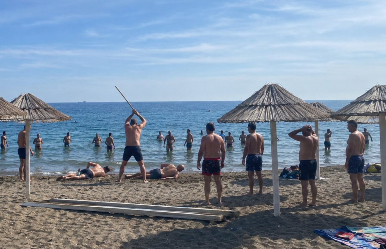 Novopazarac motkom pretukao dvojicu Tutinaca na Velikoj plaži zatim uhapšen