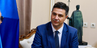 Sjajne vesti za porodice u Nišu! Gradonačelnik Pavlović potvrdio da i ove godine roditeljima osnovaca po 20.000 dinara pomoći!