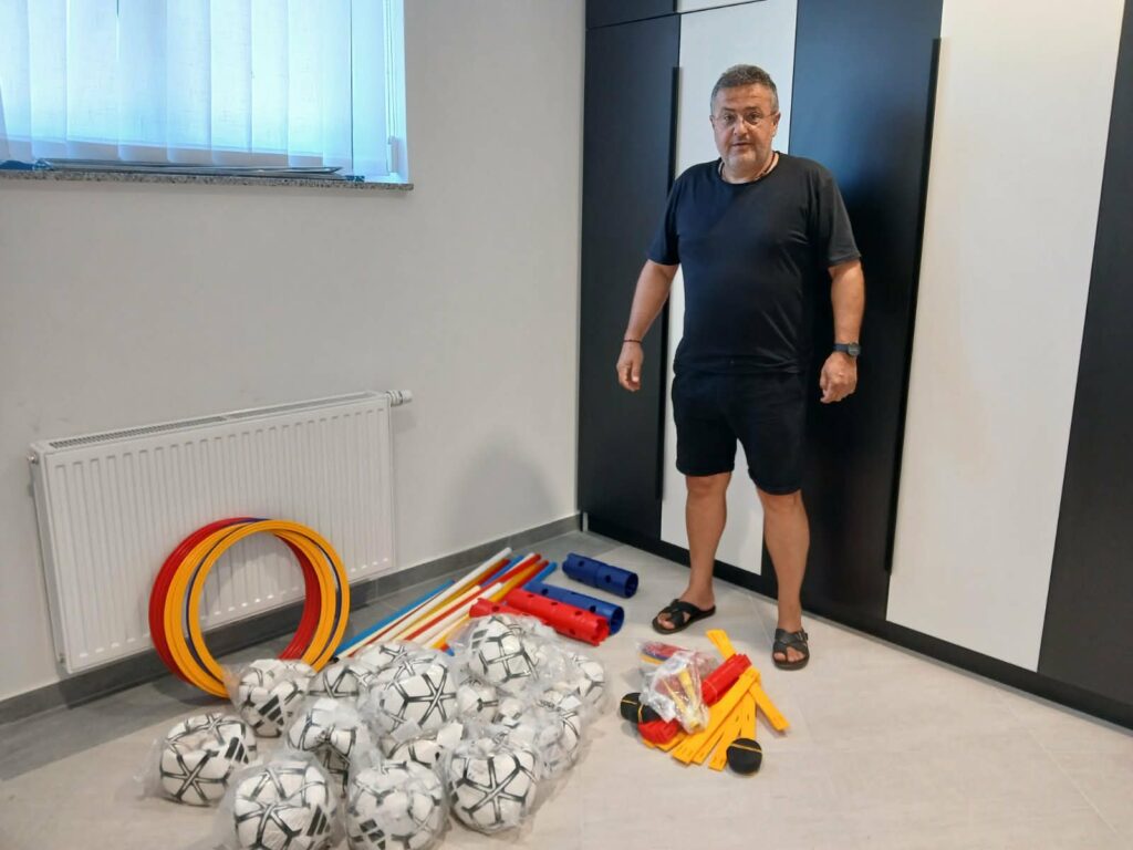 Predstavnici Opštine Temerin uručili upravi borovske “Sloge” donaciju lopti i opreme za trening