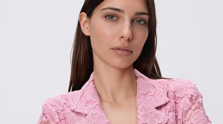 Pronašli smo doista posebno odijelo, od čipke. Dolazi i u dvije boje idealne za svečanosti