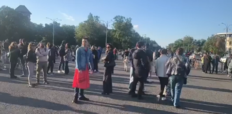 VIDEO | Un transsexual cu fustă a mers în Piața Victoriei să-l susțină pe Ilie Bolojan. Ca să nu bată la ochi fiindcă și așa erau foarte puțini, ceilalți protestatari l-au gonit de la miting: Aici sunt oameni normali!
