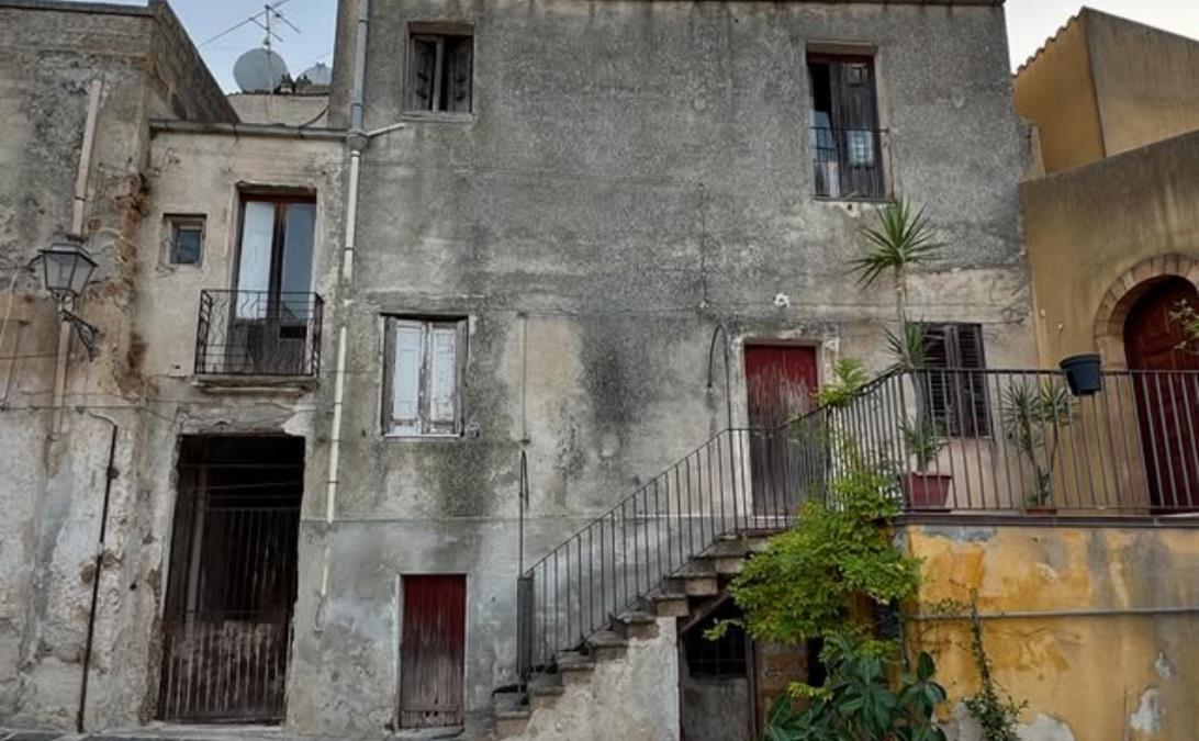 Kupila kuću za 1 evro u Italiji u fazi raspadanja pa napravila čudo: Niko nije hteo da je pipne, a ona od nje napravila raj na zemlji