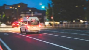 Žena pala sa četvrtog sprata, lekari joj se bore za život