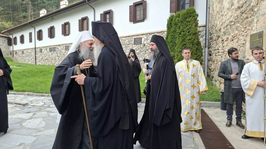 Patriјarh srpski Porfiriјe služio na Vaskršnji ponedelјak, svetu liturgiјu u manastiru Visoki Dečani