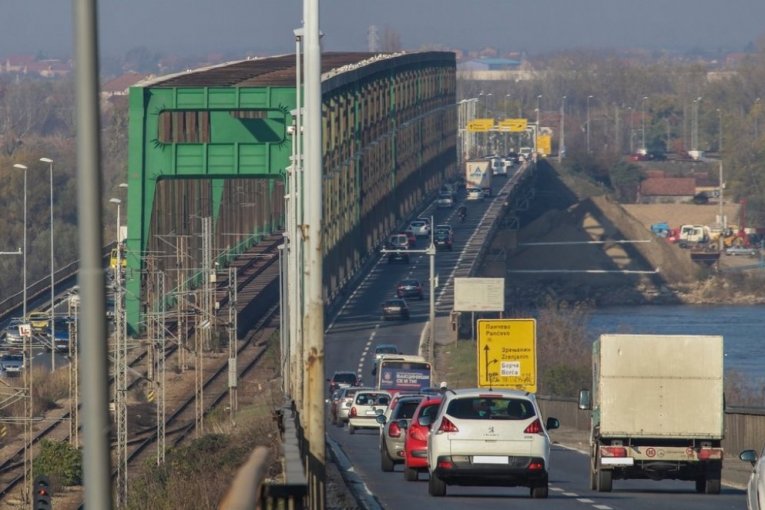 SUDAR AUTOBUSA I AUTOMOBILA KOD PANČEVCA! Povređene tri žene!