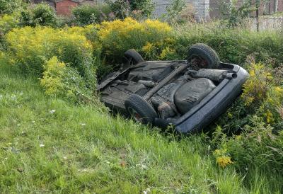 (FOTO) Auto izgubio kontrolu, sleteo sa kolovoza pa završio u dvorištu kuće: Užas u Novoj Varoši, prevrnuto vozilo pričinilo ogromnu štetu