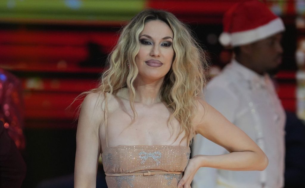 RADA DOŠLA NA NASTUP U PAPUČAMA SA PIJACE! Komentari ne prestaju (VIDEO)