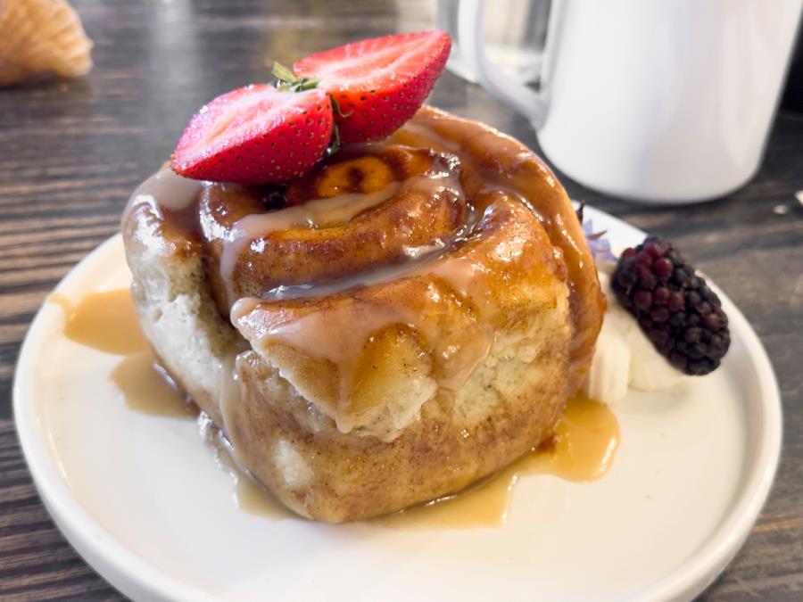 Domaće cimet rolnice sa bogatim kremastim filom: Mekane i mirisne kao iz pekare