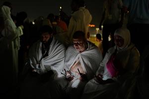 Muslim pilgrims converge on Arafat for prayers and worship as Hajj reaches its peak