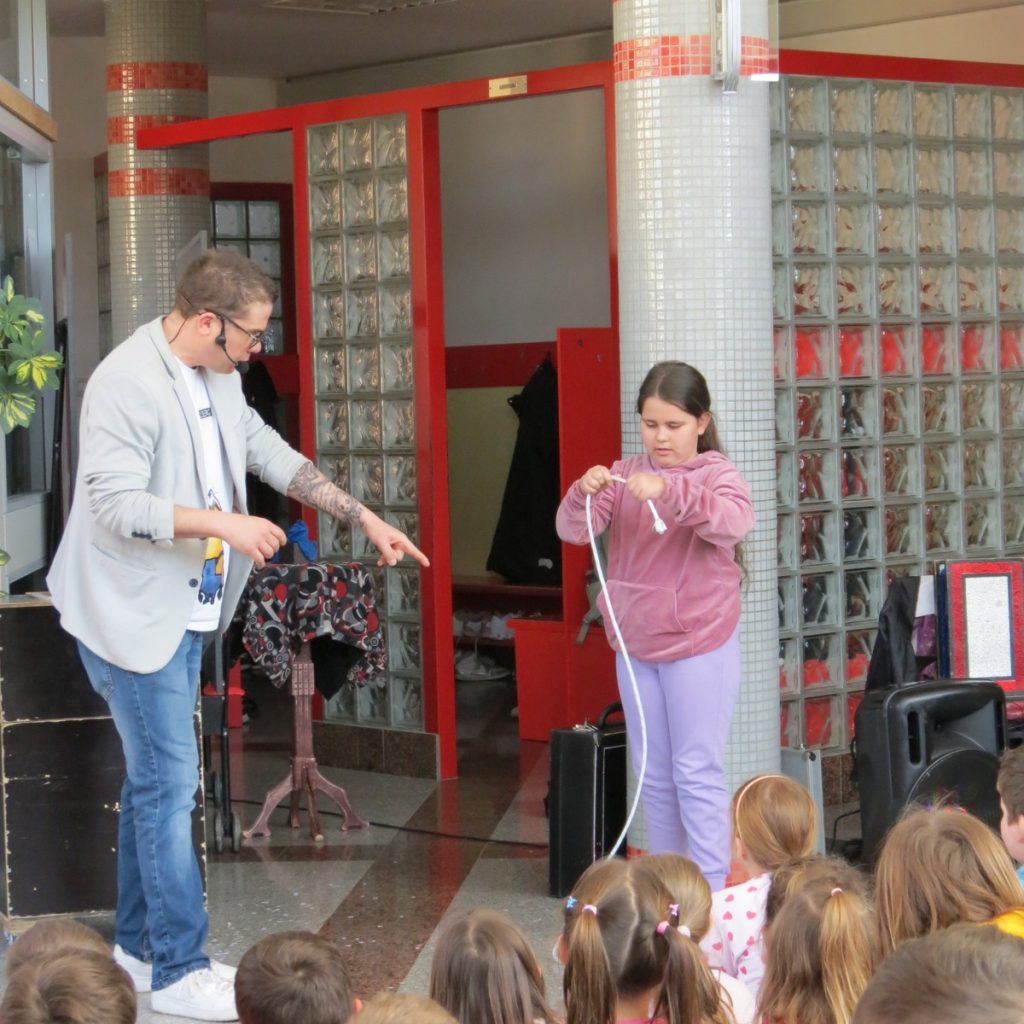 U OŠ Dežanovac s mađioničarskom predstavom gostovao Luka Vidović