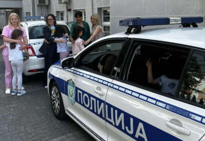 Policajci posetili mališane u Prihvatilištu za decu Zvezdara - uručili im poklone i izmamili osmehe: "Briga o deci je zajednička odgovornost svih nas"