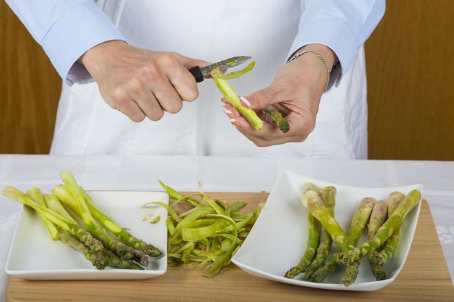 Ali je treba šparglje olupiti? Odgovor vas bo morda presenetil