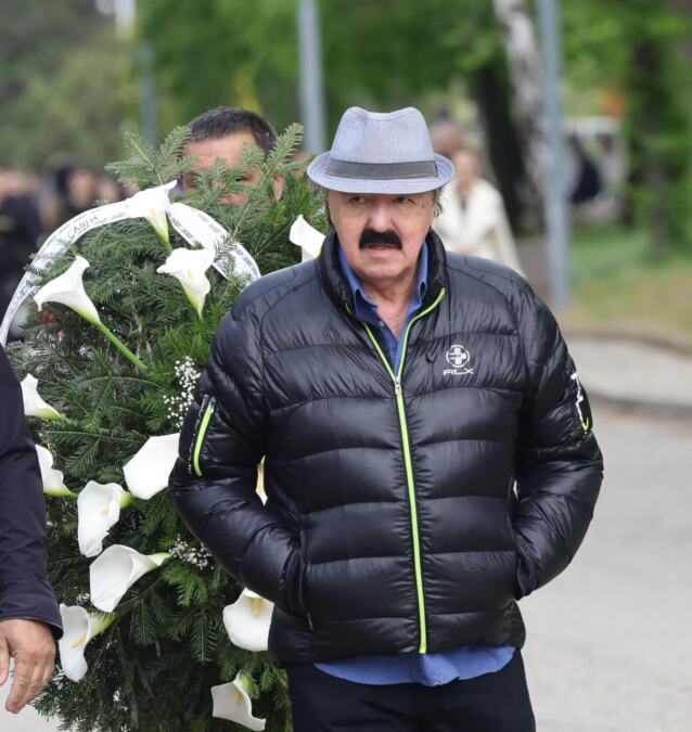 HARIS DŽINOVIĆ POTIŠTEN STIGAO NA SAHRANU SAŠE KATANČIĆA: Prvi put u javnosti nakon svadbe bivše žene Meline (FOTO, VIDEO) 