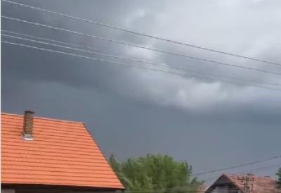 Ovaj deo Srbije već na udaru oluje i grada: Nevreme se kreće kroz zemlju - Nebo u sekundi se smrači i padne temperatura 