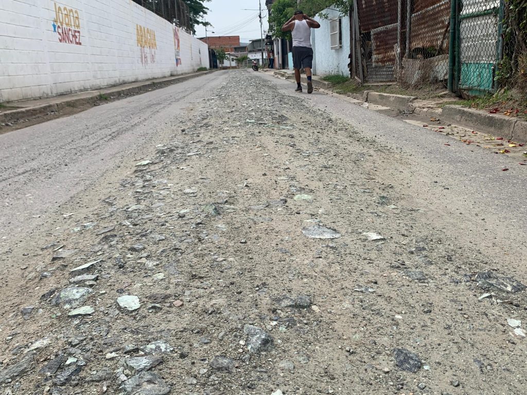 Más de ocho meses lleva intransitable la calle La Llanera