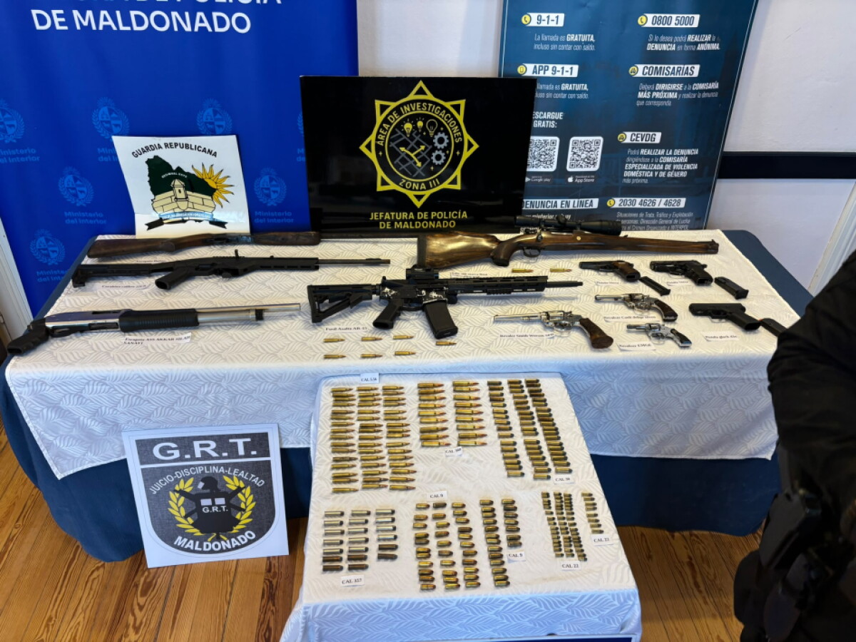 Fusil, rifle, escopetas y armas ocultas en un descampado de Minas fueron incautadas tras un operativo policial