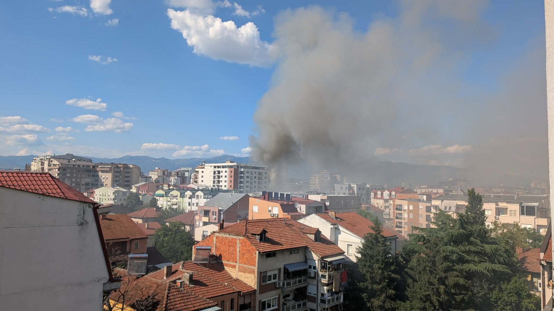 (VIDEO) Crn čad nad Kisela Voda, požarnikarite gasnat požar na Južen bulevar