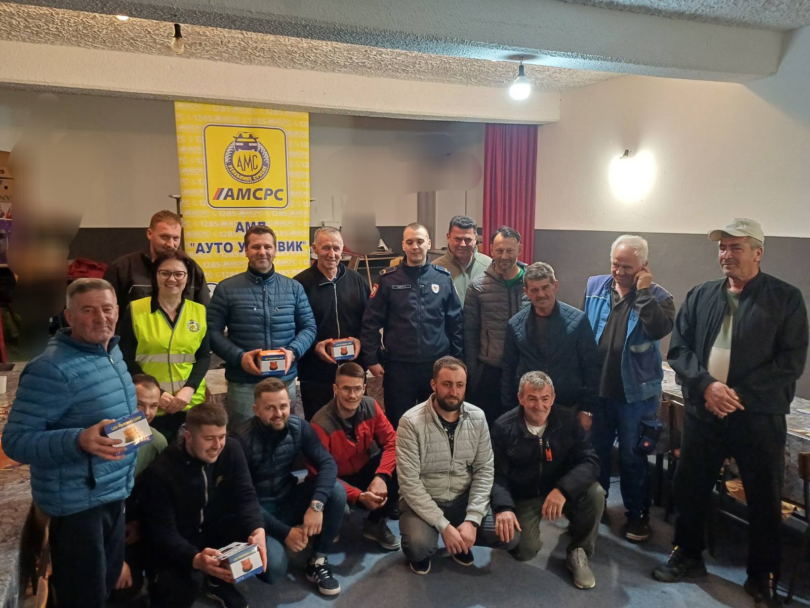 AMD “AUTO UGLJEVIK” – “OSVETLAJ SVOJ OBRAZ, DOMAĆINE. OZNAČI TRAKTOR ŽUTIM ROTACIONIM SVETLOM.”