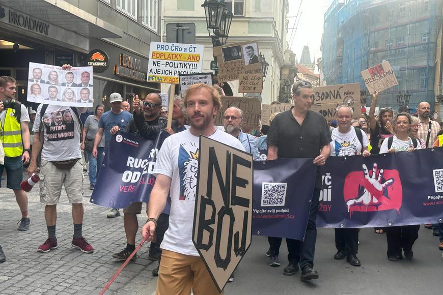 Tisíce lidí zaplnily centrum Prahy, demonstrují za nezávislost veřejnoprávních médií