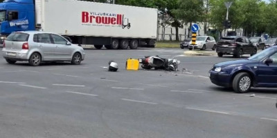 Srča i krhotine od vozila svuda po putu: Oboren dostavljač hrane u Novom Sadu, motocikl uništen (FOTO)