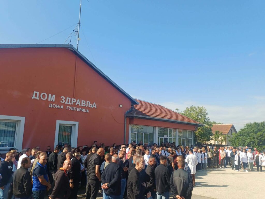 Zaposleni u Domu zdravlja Donja Gušterica okupili su se jutros u znak protesta povodom hapšenja direktora zdravstvenih i prosvetnih ustanova