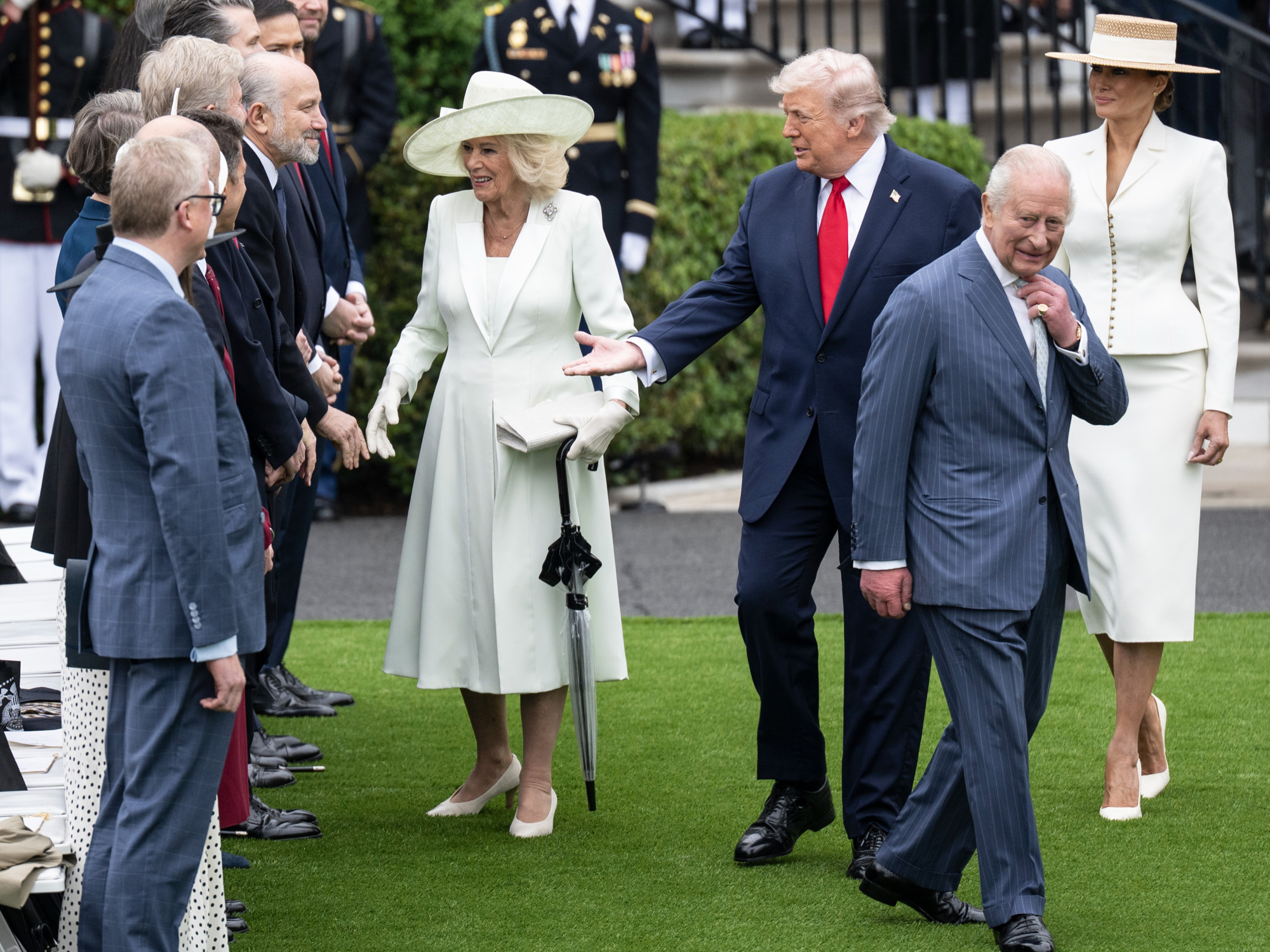 VIDEO Ovako se Trump ubacio u red za rukovanje ispred kraljevskog para