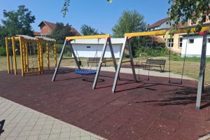 Izvršeni redovni radovi na održavanju dečjih igrališta