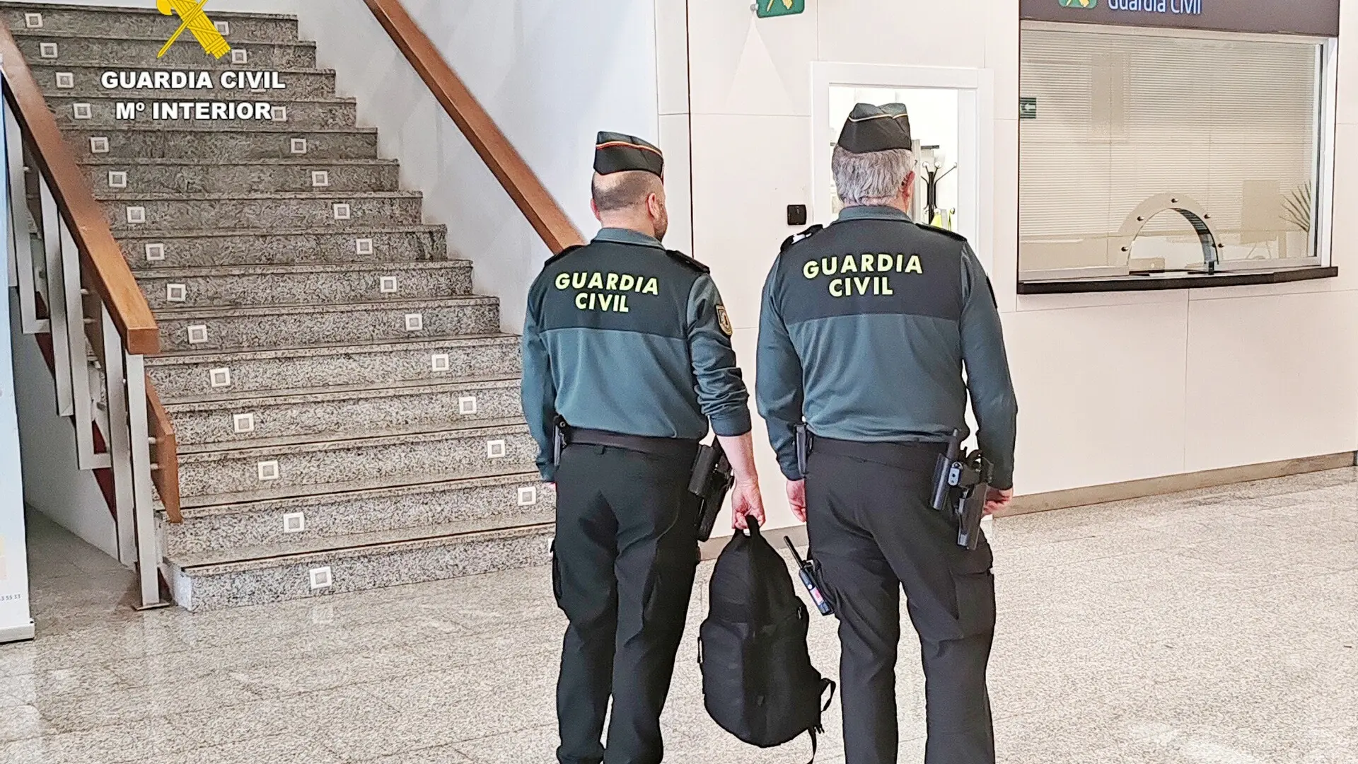  La Guardia Civil devuelve una mochila con 4.400 euros al hombre que la olvidó en el aeropuerto de Santander 