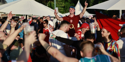 Letele baklje, sevale pesnice, gazili se po ulicama! Navijači Arsenala i PSŽ-a napravili haos u Budimpešti