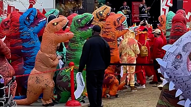 Dinosauři obsadili univerzitu. 682 lidí čekalo, jestli padne světový rekord