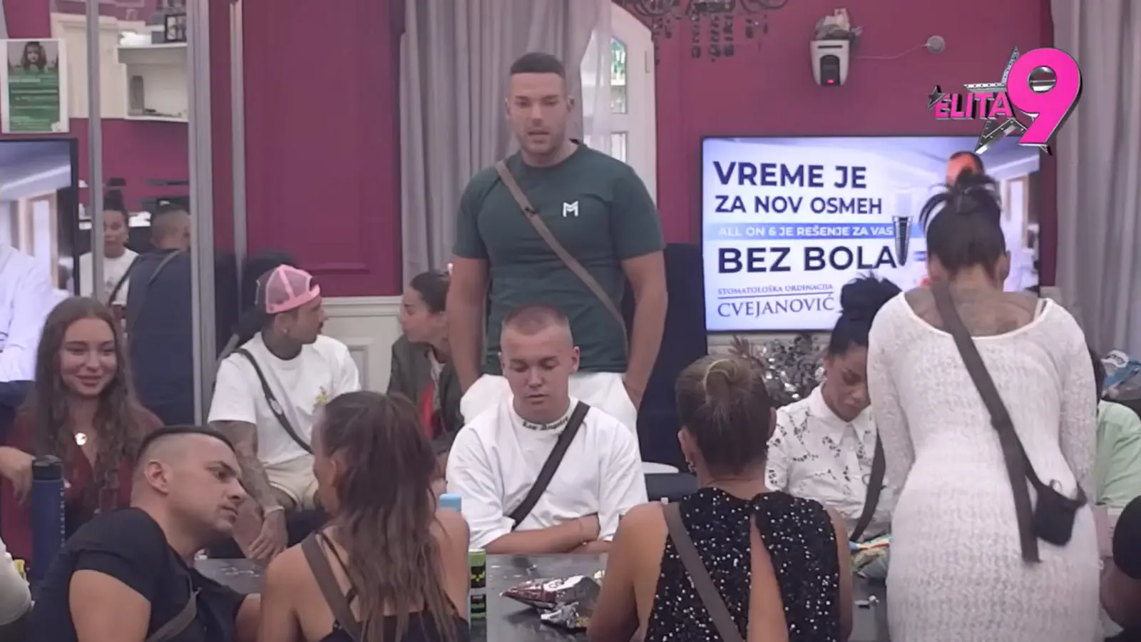 “Bomba” u cik zore: Anđelo završio u krevetu sa njom, nisu više mogli da izdrže, Bela kuća se ljulja iz temelja