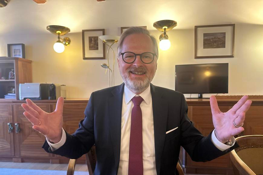 Víme, kdo vyrábí Fialu-influencera, který rozplakal Babiše. Jedno jméno zůstává tajné