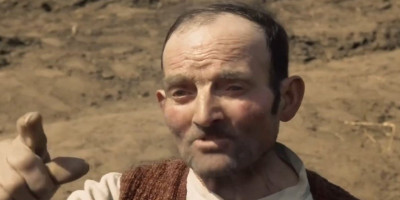 Jednom rečenicom postao je legenda srpskog filma: Evo ko je deda iz "Ko to tamo peva"