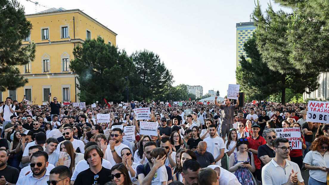 Četvrta nedelja protesta u Tirani: Zahteve demonstranata izneo bivši pripadnik tzv. OVK