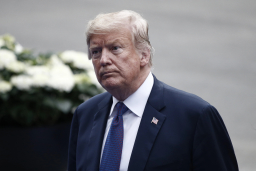 Trump ameaça retomar bombardeamentos se Teerão "não se portar bem"
