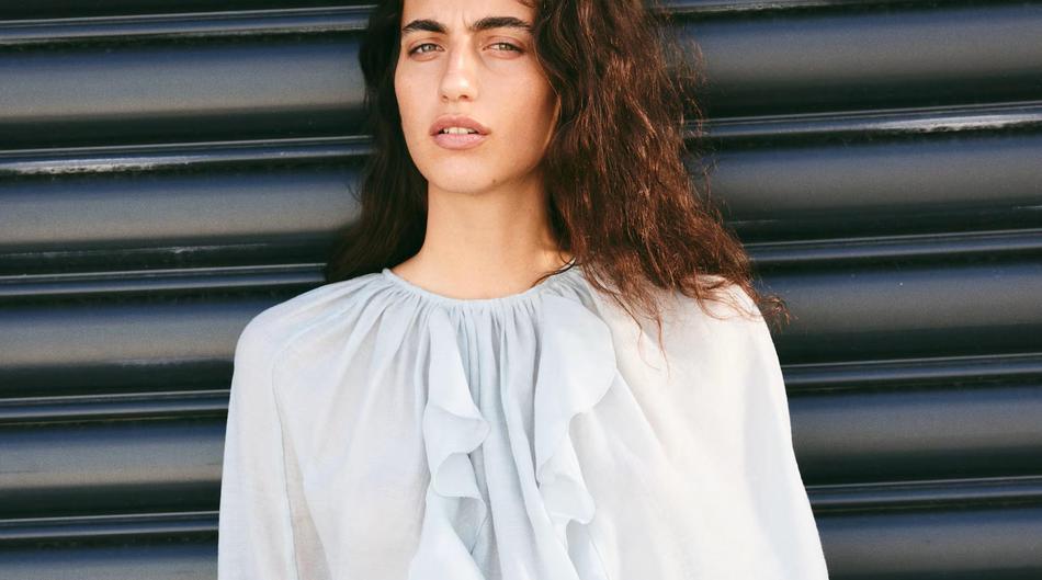 Lepršavu, pomalo boho i vrlo cool bluzu pronašli smo u H&M-u. Ide na traperice, ide i na fine suknje