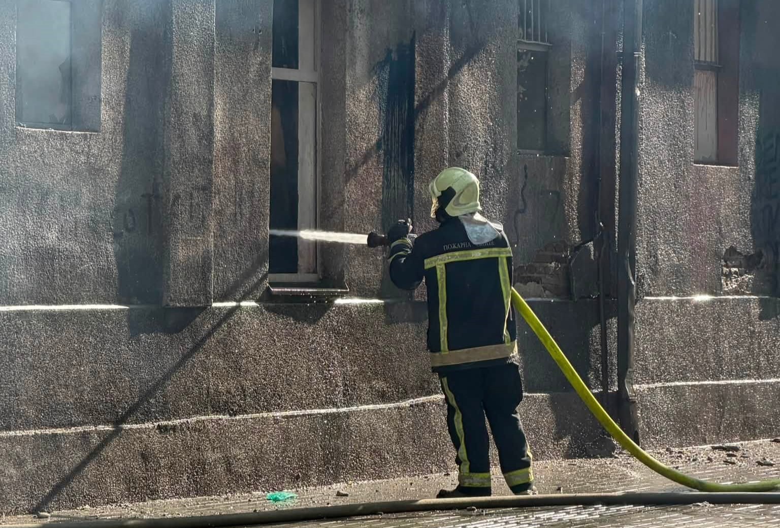 Požarot kaj „Rampa“ staven pod kontrola, povreden eden požarnikar
