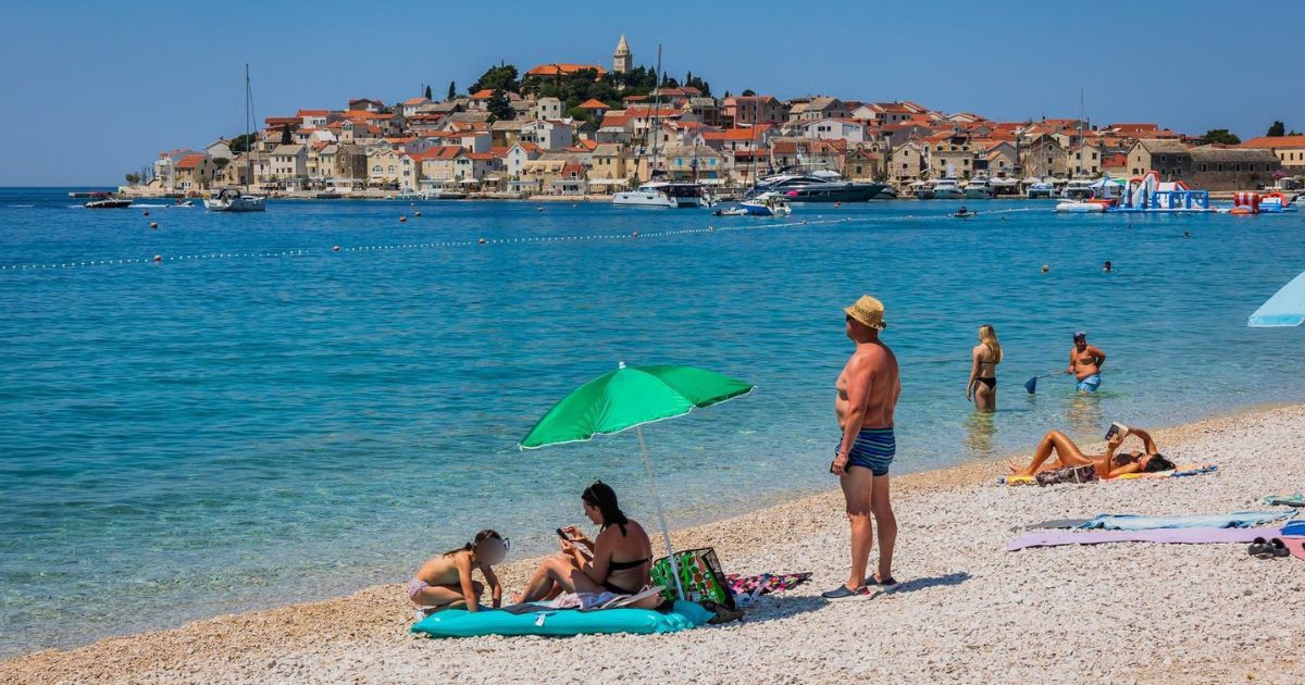 FOTO Ljudi uživaju na plaži u Primoštenu dok se temperature penju iznad 30 °C