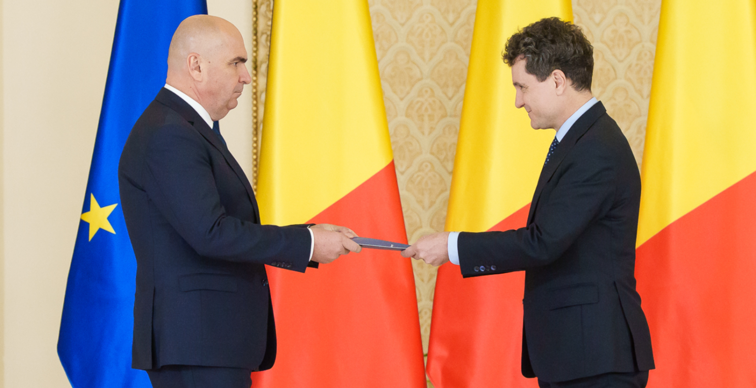 Guvernul condus de Ilie Bolojan a picat, în ciuda încercărilor disperate ale PNL și USR de a cumpăra parlamentari de la celelalte partide
