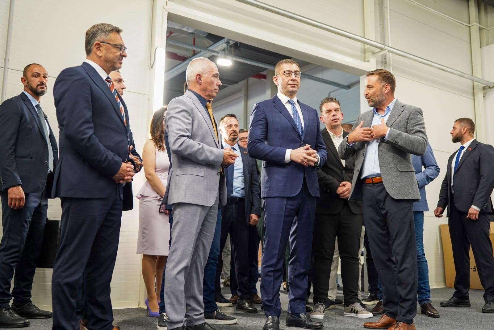 Premierot Mickoski i zamenik ministerot Risteski na otvoranje na nova stranska investicija vo Bitola