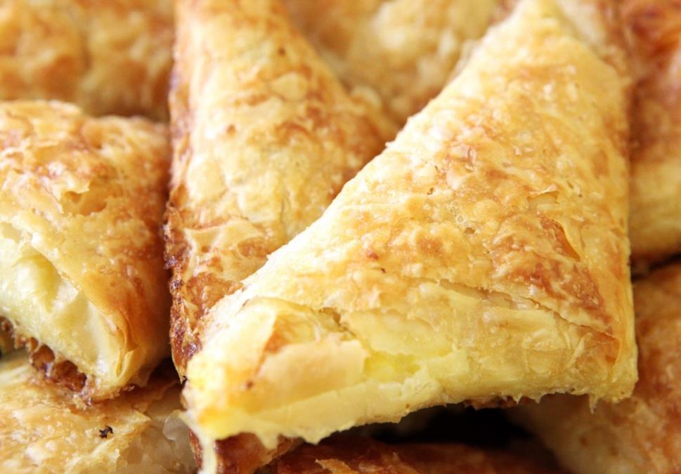 Izdašna grčka Tiropita sa feta sirom: Mekano testo se na dodir runi, a miris Mediterana osvaja