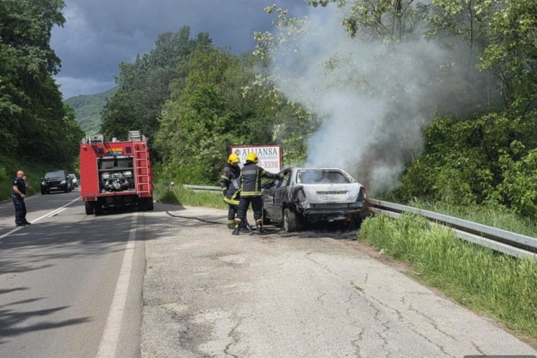 IZGOREO AUTOMOBIL NA PUTU: Buktinja prestravila vozače (VIDEO)