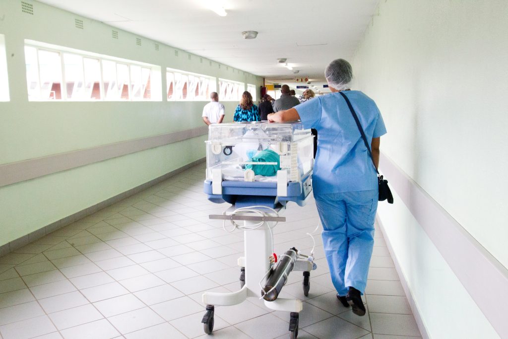 Un migrant marocan a intrat într-un spital și a agresat sexual o pacientă de 69 de ani cu cancer în stadiu terminal. Bărbatul i-a spus că îi va „tăia gâtul” dacă țipă după ajutor