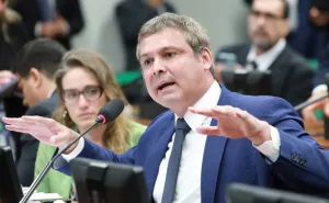 Após carta, Lindbergh pede revogação da prisão domiciliar do ex-presidente Bolsonaro