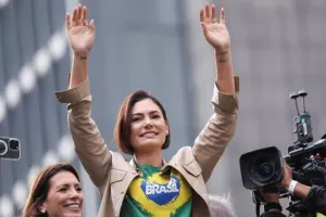 Michelle publica versículo sobre mentiras após crise com Flávio Bolsonaro