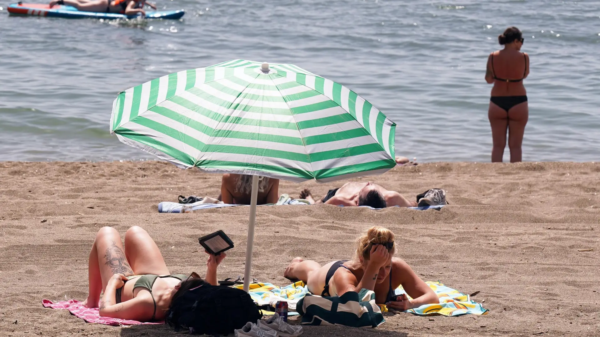  El Gobierno espera un 6% más de turistas para este verano y ve "probable" que se supere la barrera de 100 millones a finales de 2026 