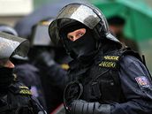 Muž na Berounsku střílel na policii, ukryl se v domě. Zásahovka ho našla už mrtvého