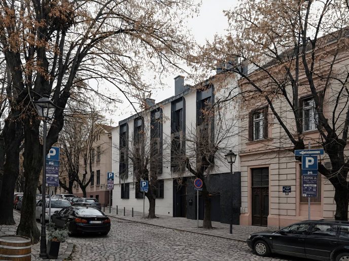 Kuća sa dva lica na Kosančićevom vencu: Prema ulici istorijska, prema Savi savremena