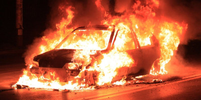 "Čule su se detonacije": Dva automobila zapaljena u Beogradu (VIDEO)