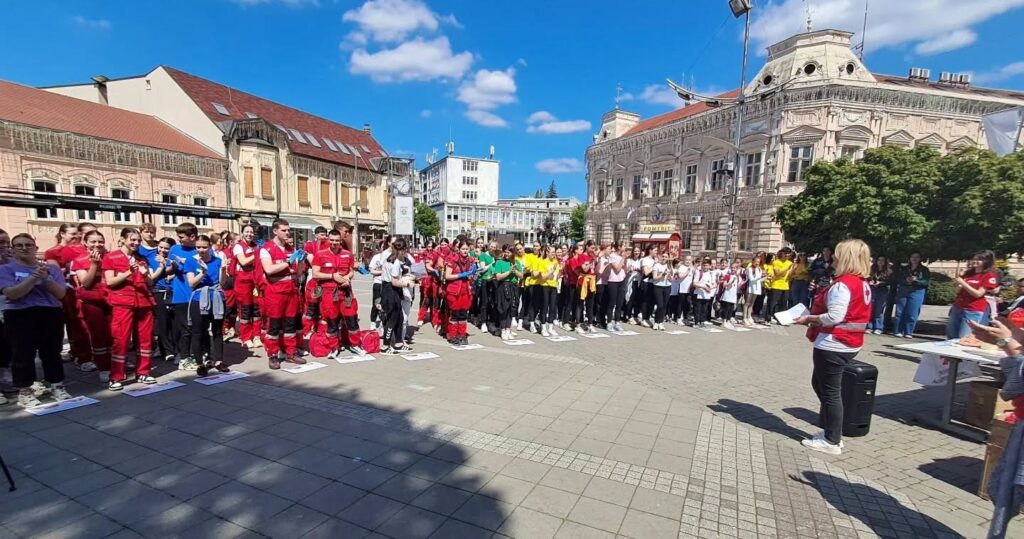 TAKMIČENJE U PRUŽANJU PRVE POMOĆI: Mladi u Mitrovici pokazali znanje i humanost